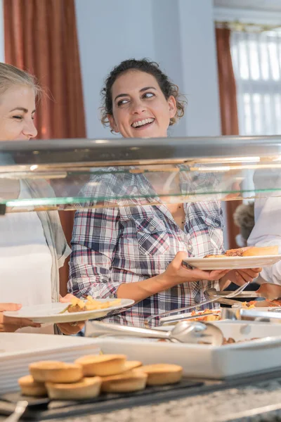 Frauen haben Spaß beim Essen in der Cafeteria — Stockfoto