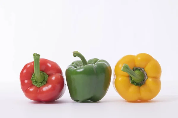 Taze kırmızı, yeşil ve sarı dolma biber. — Stok fotoğraf