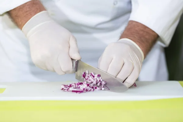 Шеф-кухар розрізає червону цибулю на кості — стокове фото