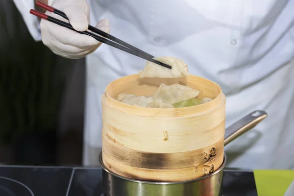 Chef mettere un gnocco in un piroscafo di bambù — Foto Stock