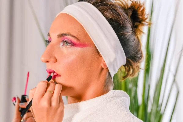 Žena dostane rtěnku aplikovanou na make-up session — Stock fotografie