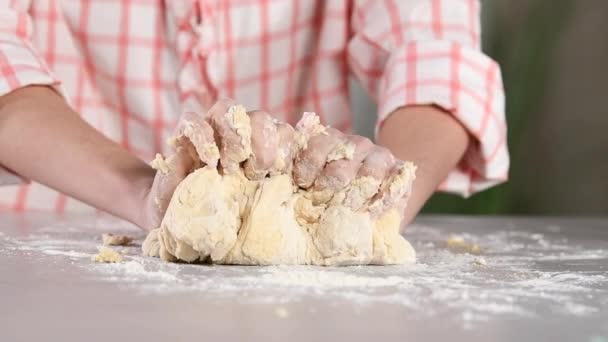 スプーンで生地のボールに小麦粉を追加する女性のクローズアップ 料理のコンセプト — ストック動画