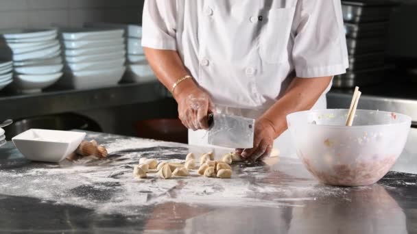 Kobieta Krojąca Ciasto Tasakiem Kuchennym Małe Kawałki Blacie Kuchennym Koncepcja — Wideo stockowe