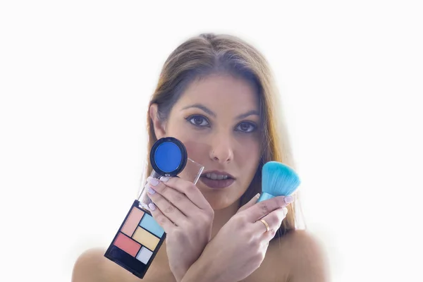 Женщина показывает макияж аксессуары к камере — стоковое фото