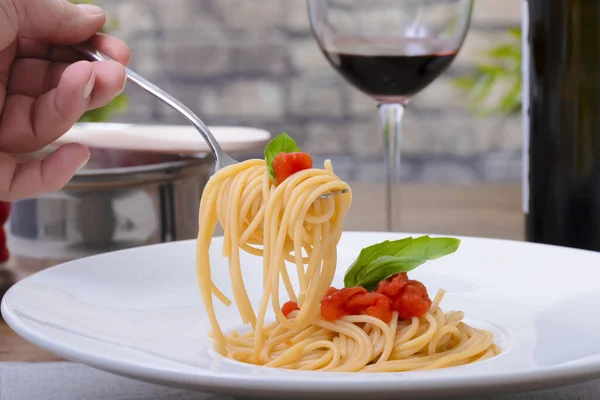 Using a fork to pick up spaghetti from a dish — 스톡 사진