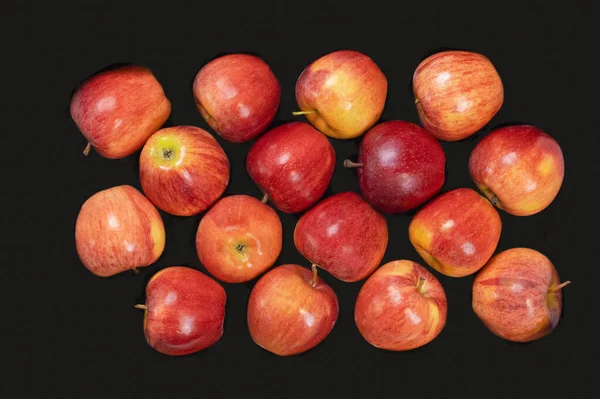 Arrangement of tasty looking red apples in rows — ストック写真