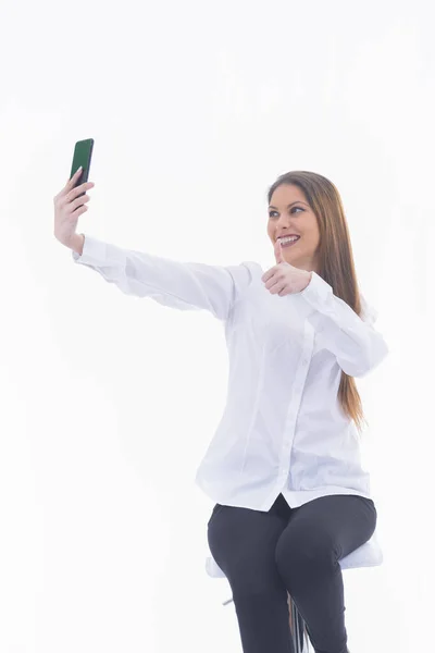 Mulher em uma videoconferência fazendo o gesto de polegar para cima — Fotografia de Stock
