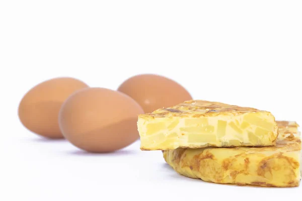 Omelete espanhol tradicional com alguns ovos castanhos — Fotografia de Stock