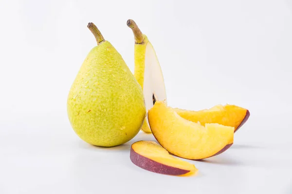 Smaklig frukt mellanmål - Färska och söta päron med platt persika - Päronskivor och platta persika skivor — Stockfoto