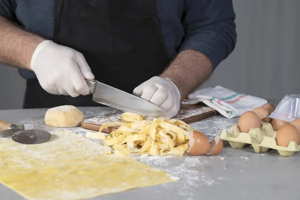 Gros Plan Chef Masculin Découpant Rouleau Pâtes Maison Nouilles Sur — Photo