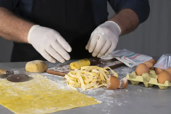 Fraîchement Fait Tas Nouilles Aux Pâtes Avec Chef Masculin Hors — Photo