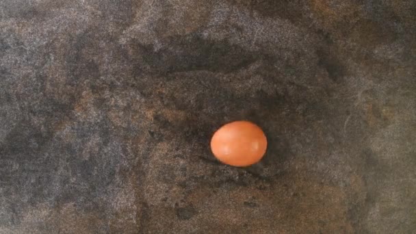 Πάνω Άποψη Του Αυγού Κοτόπουλου Κλώση Ένα Σκοτεινό Και Αφηρημένο — Αρχείο Βίντεο