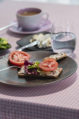 Çeşitli sebzelerle lezzetli ve sağlıklı bir kahvaltı.