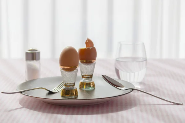 부드러운 삶은 달걀 두 개의 모습 — 스톡 사진