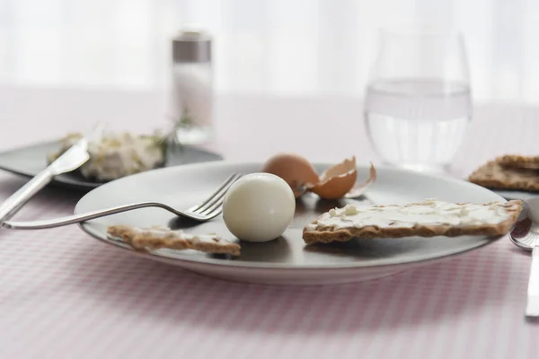삶은 달걀 과 함께 맛있고 건강 한 아침 식사 — 스톡 사진