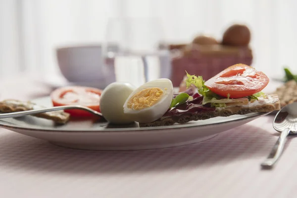 Zdravá snídaně s vařenými vejci a různými druhy zeleniny — Stock fotografie