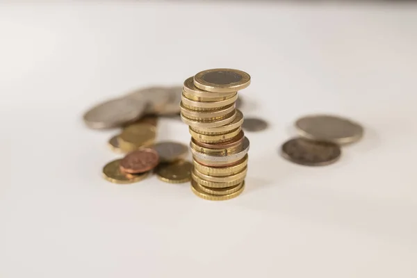 Купа монет спереду і монети на задньому плані поза фокусом — стокове фото