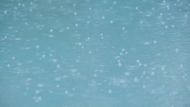 Krople deszczu rozpryskują się w basenie — Wideo stockowe