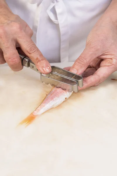 Close Hands Woman Flaking Fresh Red Mullet Cutting Board Fresh — Stock Photo, Image