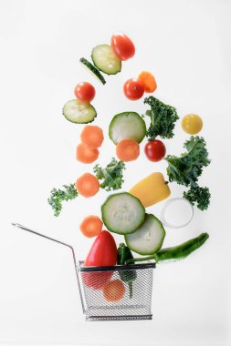 Sebzeli kızartma sepeti havada uçuşuyor.