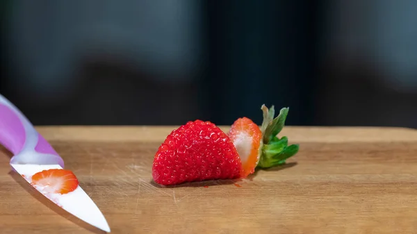 Gros plan d'une délicieuse fraise fraîchement tranchée — Photo