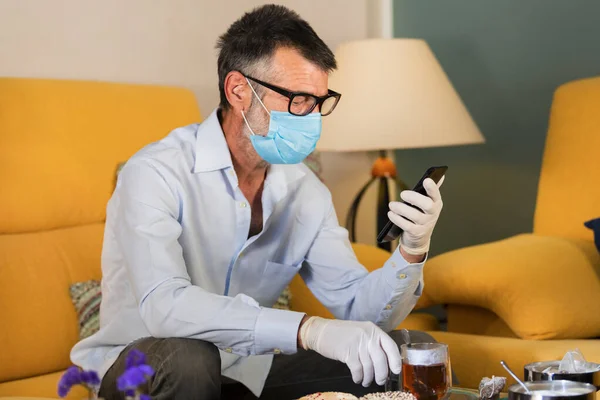 Hombre de casa con máscara y guantes médicos — Foto de Stock