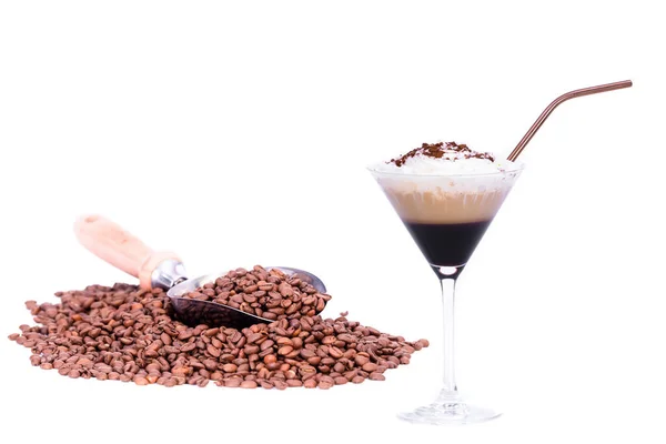 Grão de café e uma taça de coquetel com um capuccino — Fotografia de Stock