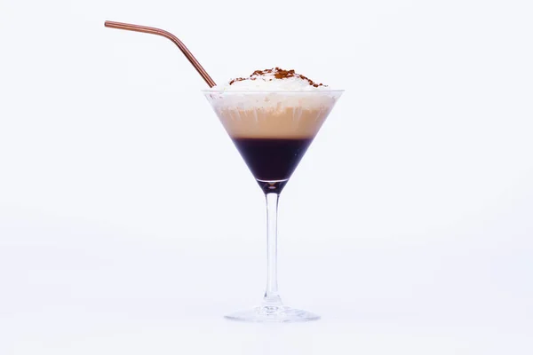 Copo de cocktail com um delicioso capuccino com palha — Fotografia de Stock