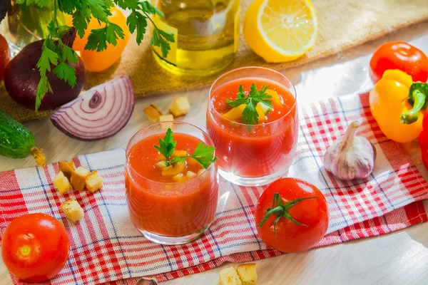 Tomatensuppe Gazpacho im Glas mit Kräutern und Zutaten auf der Küche — Stockfoto