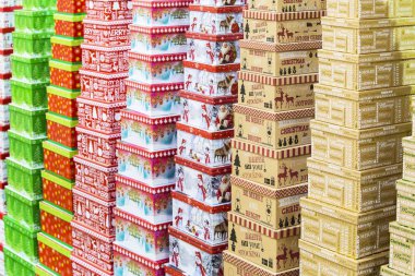 Noel hediye kutuları satırları ayakta. Arka plan doku kış hediye