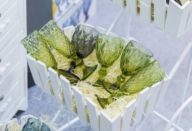 Güzel modern gözlük yeşil cam çeşitli içecekler için