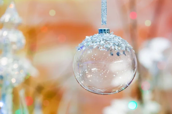 ΄Ομορφος κρύσταλλος Χριστουγεννιάτικη γυάλινη σφαίρα σε έγχρωμο φόντο — Φωτογραφία Αρχείου