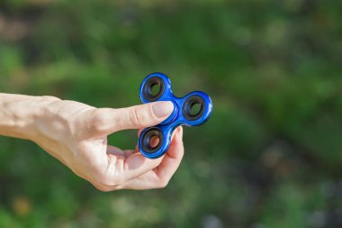 Topluca spinner ile oynayan kız. Stres giderici oyuncak açık