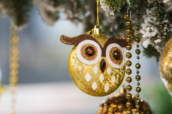 Beautiful gold tree toy in the form of an owl, beads, tinsel, decoration on Christmas tree — Stock Photo, Image