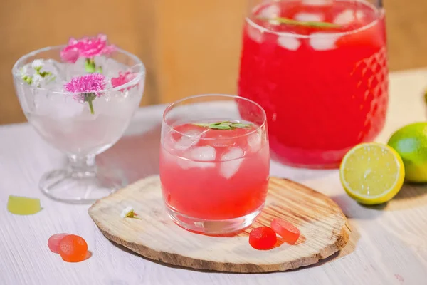 Limonata. Bir bardak buz gibi kırmızı meyve içki otantik ahşap stand ile. Canlandırıcı yaz içki kavramı. 