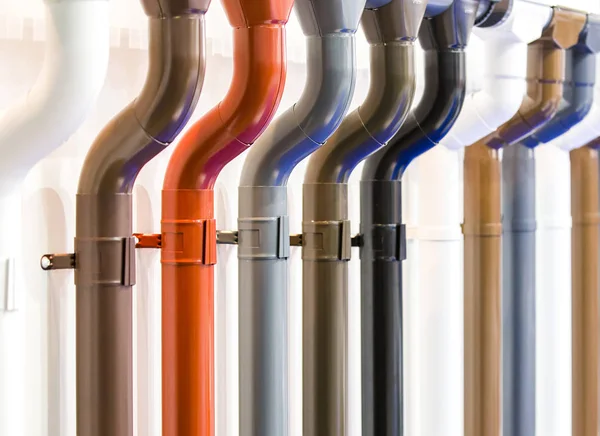 Closeup yağmur oluk ve downspout. Farklı renk seçenekleri. Drenaj boruları