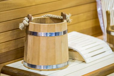 Geleneksel Ahşap sauna kova su ile dinlenmek için. İç sauna ve sauna aksesuarları.
