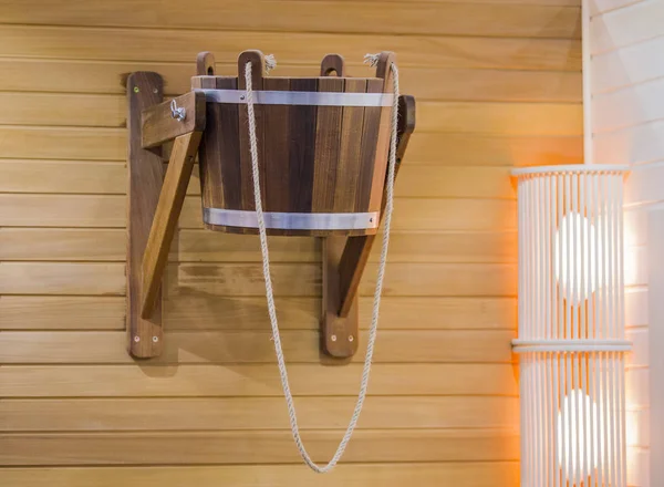 Sauna tradicional de madera para relajarse con cubo de agua. Interior de la sauna y accesorios de sauna . — Foto de Stock