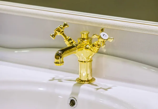 Zengin modern altın Banyo Bataryası. Modern Banyo Bataryası — Stok fotoğraf