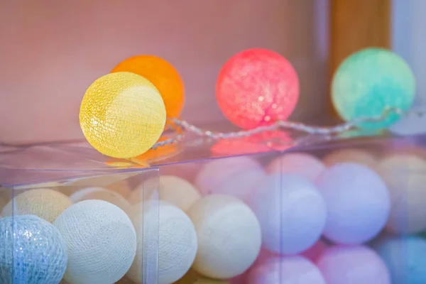 Algodão bolas luzes, decoração criativa com colorido algodão luz bolas guirlanda em casa interior . — Fotografia de Stock