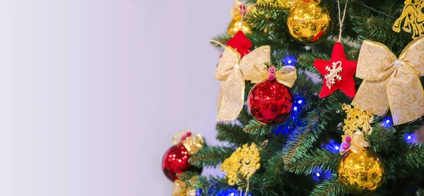 Choinka z zabawkami na białym tle. Na kartki świąteczne, pozdrowienia noworoczne ilustracje — Zdjęcie stockowe