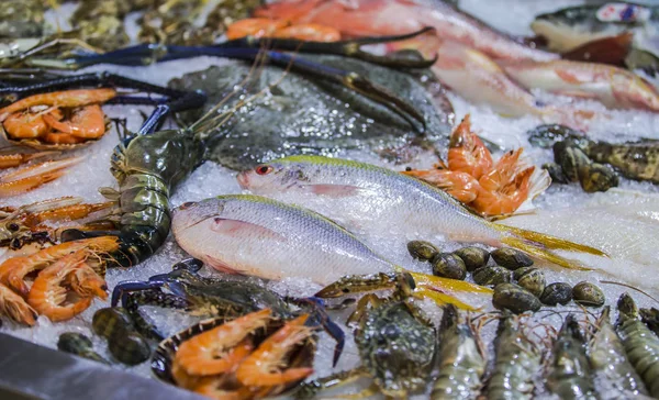 Zeevruchten op ijs op de Vismarkt, de vis, garnalen, zalm — Stockfoto