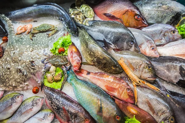 Seafood on ice at the fish market, marine fish, crab, ramp. — Stock Photo, Image