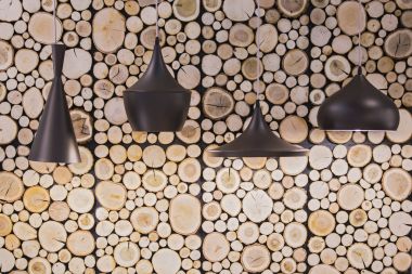 Ahşap giriş Kabin duvardaki bir arka plan asılı bir kafede siyah lambalar