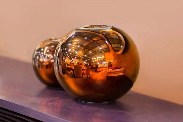 Modernes Raumdesign. Kupfer runde dekorative Vasen — Stockfoto