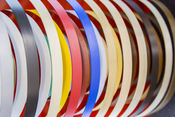 Цельный цвет или древесина зерна ПВХ края ленты обвязки. ABS edge banding. Набор цветных термопластических кромок. Многоцветные бобины из ПВХ и меланин для производства мебели
