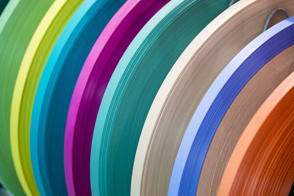 Цельный цвет или древесина зерна ПВХ края ленты обвязки. ABS edge banding. Набор цветных термопластических кромок. Многоцветные бобины из ПВХ и меланин для производства мебели
