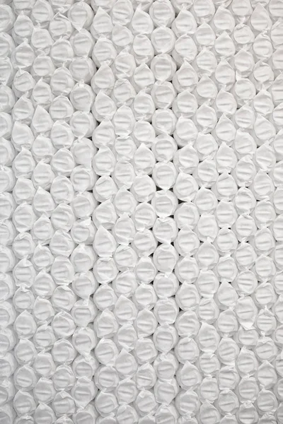 Pocket independent spring sewn in white span-bond. Inside mattress texture