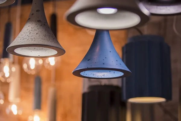 咖啡馆里的现代灯泡。天花板灯具。水泥吊灯 — 图库照片