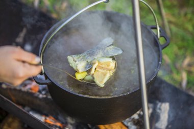 Balık çorbası kaynar kazan tehlikede içinde. Ateşte bir tencerede çorbası